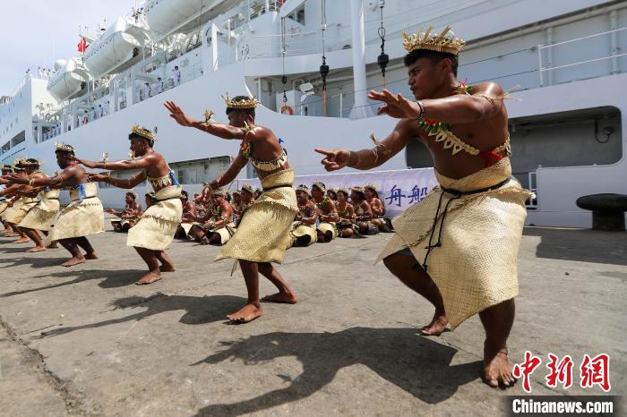 基方民眾表演當地特色舞蹈，歡迎“和平方舟”號醫(yī)院船來訪?！⌒煳?攝