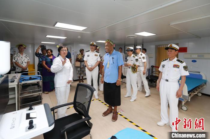 基里巴斯總統(tǒng)等政要參觀海上醫(yī)院?！⌒煳?攝