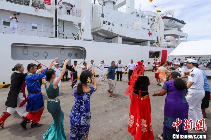 中基雙方人員在碼頭歡迎儀式上歡聚一堂?！⌒煳?攝