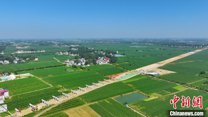 航拍合(肥)周(口)高速潁臨段8標(biāo)架梁施工現(xiàn)場?！⒂癫?攝