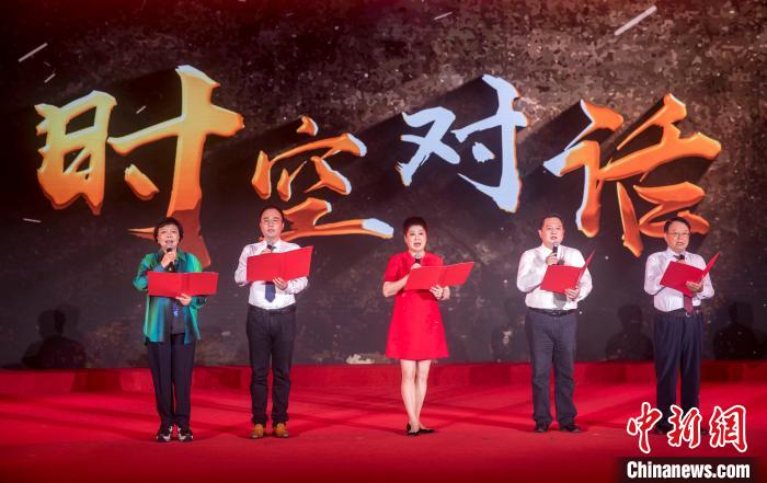 陶侃與陳望道之孫陳曉帆、顏福慶之孫顏志淵、榮毅仁侄女榮智豐深情朗誦《與統(tǒng)戰(zhàn)先輩的時空對話》?！堦?攝