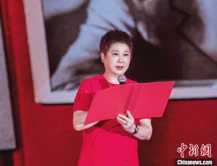 7月16日，榮智豐在2023年上海統(tǒng)戰(zhàn)文化周開幕活動(dòng)中朗誦《與統(tǒng)戰(zhàn)先輩的時(shí)空對(duì)話》?！堦?攝