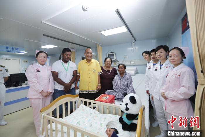 基里巴斯總統(tǒng)馬茂與海上醫(yī)院醫(yī)護(hù)人員、新生兒家人合影?！±栌?攝