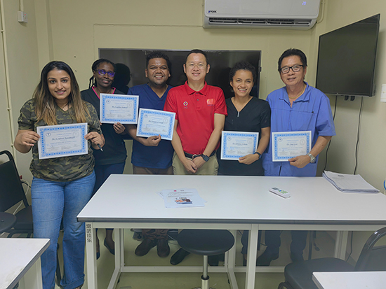 醫(yī)療隊(duì)成員與部分學(xué)員合影。第18期援圭亞那醫(yī)療隊(duì)供圖