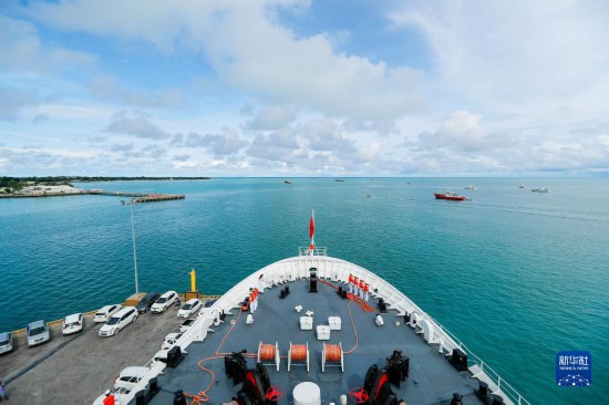 7月22日，中國海軍“和平方舟”號醫(yī)院船駛離基里巴斯首都塔拉瓦。當?shù)貢r間22日上午10時，執(zhí)行“和諧使命-2023”任務的中國海軍“和平方舟”號醫(yī)院船圓滿結束對基里巴斯的首次訪問，駛離基里巴斯首都塔拉瓦，前往本次任務的第二站湯加努庫阿洛法港。新華社發(fā)（黎宇 攝）