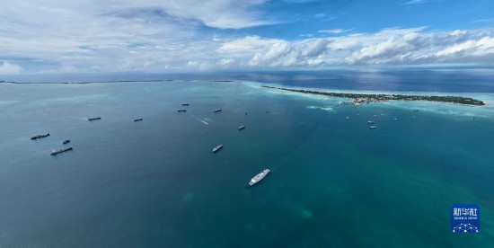 7月22日，中國海軍“和平方舟”號醫(yī)院船結束基里巴斯訪問，駛離塔拉瓦港。新華社發(fā)（桂江波 攝）