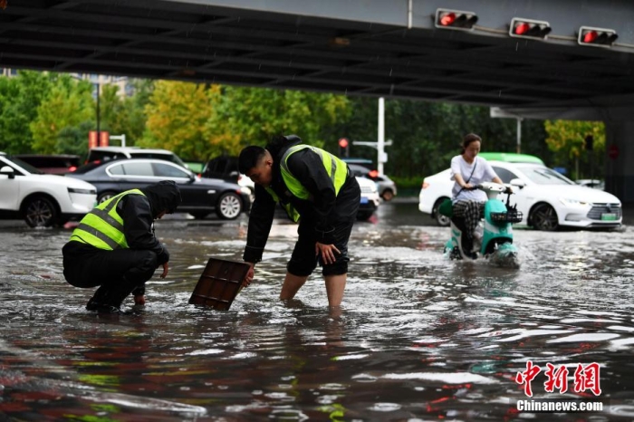 7月30日，河北省持續(xù)發(fā)布暴雨紅色預(yù)警信號。受今年第5號臺風(fēng)“杜蘇芮”殘余環(huán)流影響，7月28日以來，地處華北地區(qū)的河北省大部出現(xiàn)降雨。30日17時，該省氣象臺發(fā)布當(dāng)日第三次暴雨紅色預(yù)警信號。石家莊市城區(qū)不少區(qū)域積水嚴(yán)重，城管、環(huán)衛(wèi)、園林、市政等部門緊急出動，聯(lián)合疏堵保暢，筑牢防汛安全屏障。圖為石家莊裕華區(qū)城管局防汛隊員對沿街收水井進(jìn)行雜物清理，以保證排水暢通。翟羽佳 攝