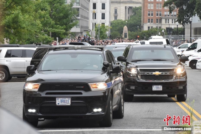 圖為結束出庭后，特朗普車隊駛離聯(lián)邦法院。<a target='_blank' href='/'><p  align=