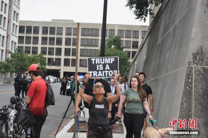 圖為聯(lián)邦法院附近的特朗普反對者。<a target='_blank' href='/'><p  align=