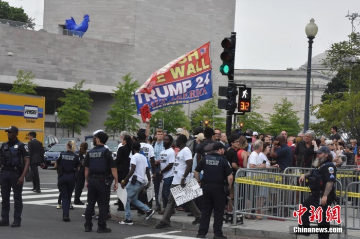 圖為眾多特朗普支持者和反對者聚集在聯(lián)邦法院周圍。<a target='_blank' href='/'><p  align=