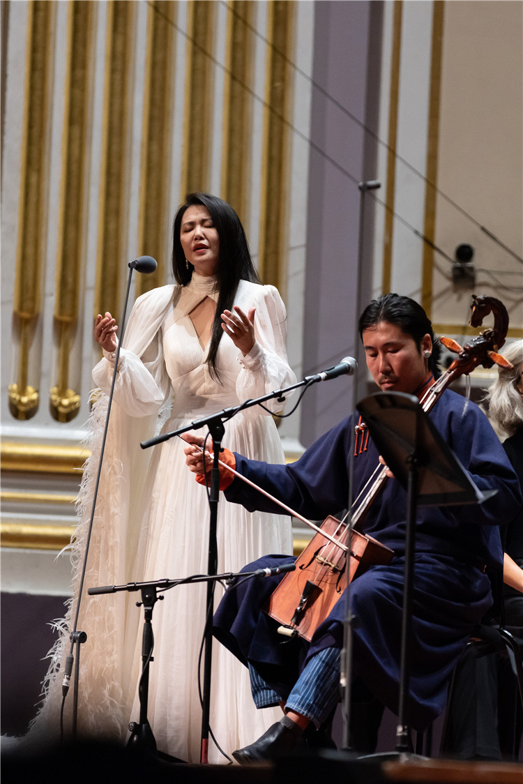 圖片說明： 8月5日，2023愛丁堡國際藝術(shù)節(jié)開幕式音樂會《慈悲頌》的演出現(xiàn)場。藝術(shù)節(jié)組委會供圖