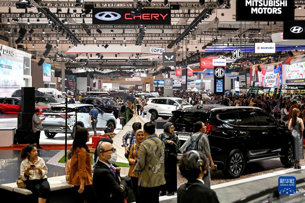 8月10日，在印度尼西亞萬丹省唐格朗的印尼會展中心，人們在2023年印尼國際汽車展上參觀。新華社發(fā)（阿貢攝）