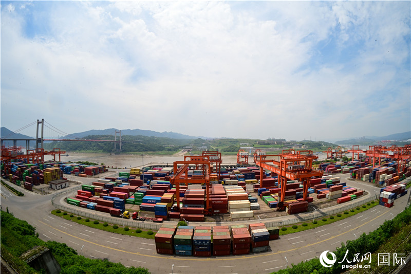 重慶果園港是我國內(nèi)河最大的鐵公水多式聯(lián)運樞紐港，也是西部陸海新通道的重要支點。圖為果園港全貌。人民網(wǎng)記者 苑基榮攝