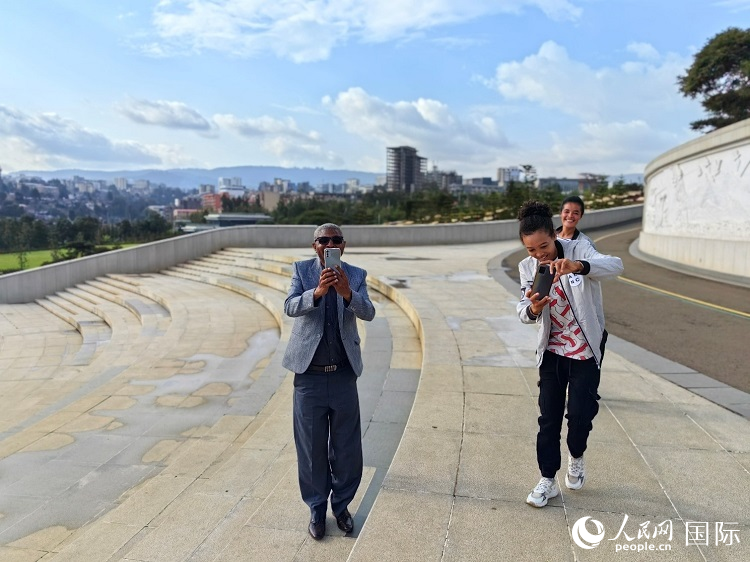 亞的斯亞貝巴友誼廣場的游客與人民網(wǎng)記者互動(dòng)。人民網(wǎng)記者 陳星星攝