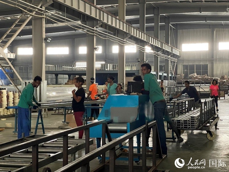 東方工業(yè)園華嘉鋁業(yè)生產(chǎn)車間。人民網(wǎng)記者 趙艷紅攝