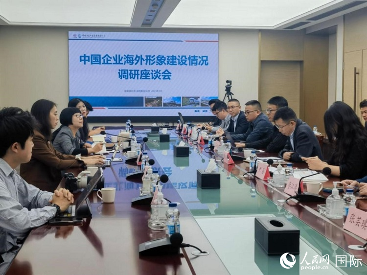 埃塞俄比亞中國商會(huì)企業(yè)代表與人民網(wǎng)記者座談。人民網(wǎng)記者 劉寧攝