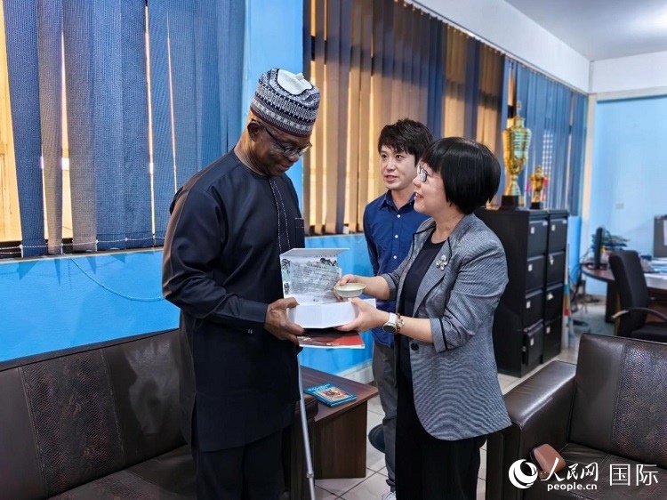 人民網(wǎng)監(jiān)事會(huì)主席唐維紅（右一）帶隊(duì)訪問尼日利亞通訊社，與該社總裁布克·龐勒（左一）交流。人民網(wǎng)記者 陳星星攝