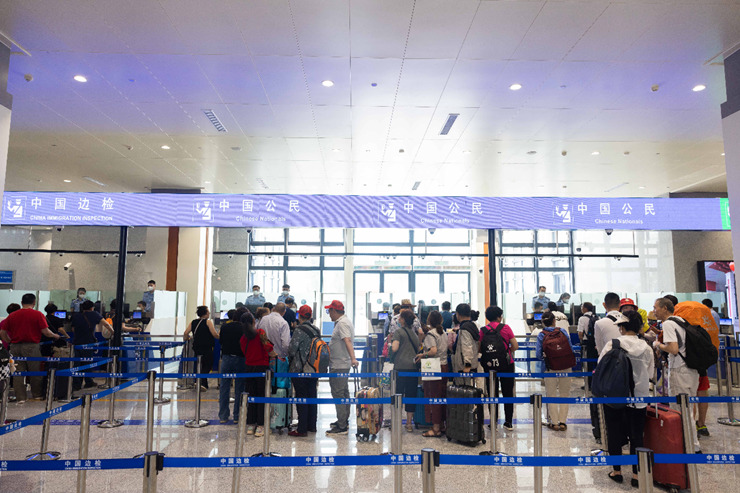 乘坐中老鐵路國際旅客列車的旅客在磨憨邊檢大廳排隊候檢。黃遠飛 攝