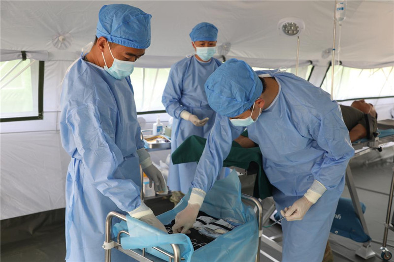 出征前，“純凈家園-2023”多國(guó)聯(lián)合掃雷行動(dòng)中方任務(wù)分隊(duì)醫(yī)療組官兵正在進(jìn)行專業(yè)訓(xùn)練。趙文環(huán)攝