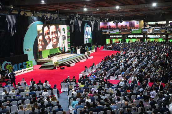 9月4日，在肯尼亞內(nèi)羅畢，與會代表參加首屆非洲氣候峰會開幕式。新華社記者 韓旭 攝