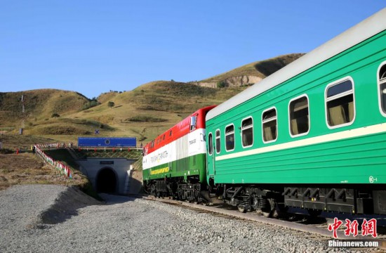 2016年8月24日，塔吉克斯坦“瓦赫達(dá)特-亞灣”鐵路通車。這是絲綢之路經(jīng)濟(jì)帶框架下首個開工并建成的鐵路項(xiàng)目，具標(biāo)志性意義。圖為火車進(jìn)入由中鐵十九局集團(tuán)有限公司承建的隧道。文龍杰 攝