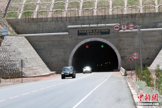 連接塔吉克斯坦南北的重要隧道之一哈特隆隧道由中國路橋承建，是塔國南北公路交通的重要干線道路，對促進(jìn)塔吉克斯坦南北交流和國民經(jīng)濟(jì)發(fā)展具有重要意義。田冰攝