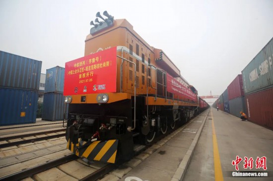 2021年7月5日，中國—上海合作組織地方經(jīng)貿(mào)合作示范區(qū)（簡稱“上合示范區(qū)”）前往塔吉克斯坦首都杜尚別的首班中歐班列（齊魯號）“上合快線”發(fā)出，從上合示范區(qū)青島多式聯(lián)運(yùn)中心啟程，為中國及日本、韓國等周邊國家和地區(qū)與塔吉克斯坦經(jīng)貿(mào)往來提供了全新的物流解決方案。胡耀杰 攝