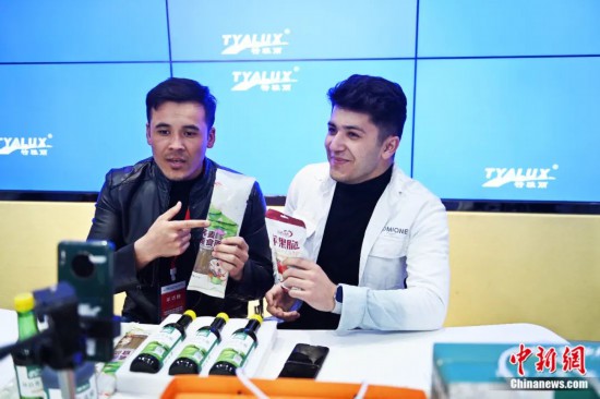 2023年3月，甘肅省慶陽市環(huán)縣電商創(chuàng)業(yè)孵化基地內(nèi)，來自蘭州文理學(xué)院的塔吉克斯坦留學(xué)生正在協(xié)助主播直播帶貨當(dāng)?shù)剞r(nóng)特產(chǎn)品。李亞龍 攝