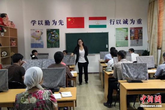 2014年，塔吉克斯坦國立民族大學(xué)的孔子學(xué)院內(nèi)，教師正在為塔吉克斯坦學(xué)生授課。田冰 攝