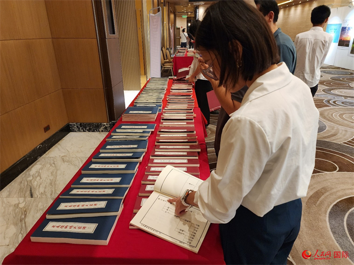 現(xiàn)場嘉賓參觀“根脈尋蹤”泉州百個家族移民菲律賓族譜展。人民網(wǎng)記者 樊帆攝