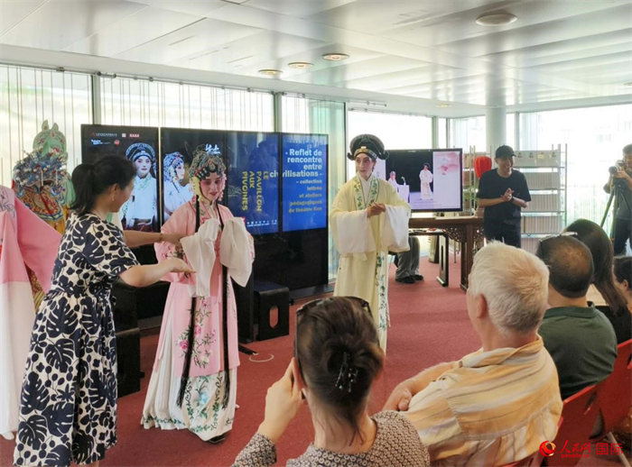 戲迷在昆曲雅集及教學(xué)工作坊活動(dòng)現(xiàn)場(chǎng)體驗(yàn)昆曲藝術(shù)。人民網(wǎng)記者 尚凱元攝