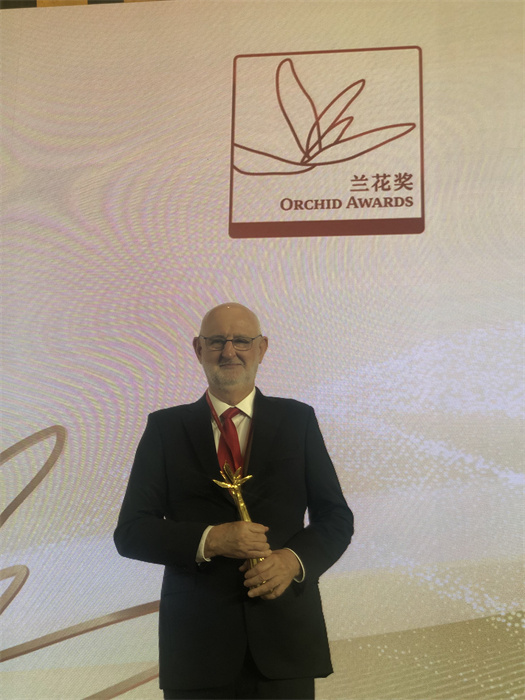 保利諾教授在頒獎典禮現(xiàn)場。 巴西圣保羅州立大學(xué)孔子學(xué)院供圖。