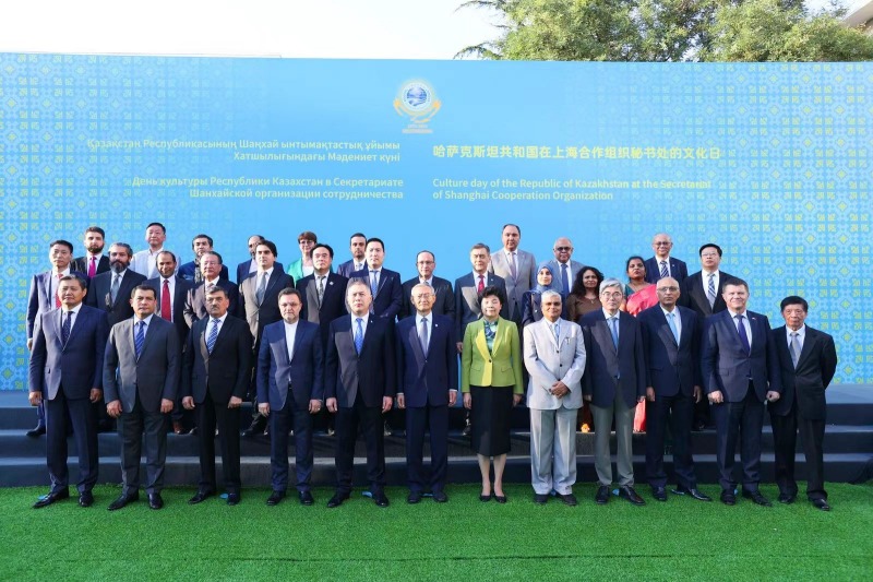 活動現(xiàn)場來賓合影留念。主辦方供圖