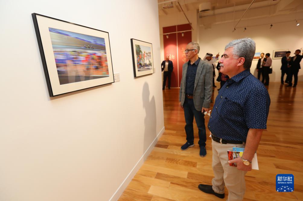 9月18日，人們在卡塔爾多哈參觀“你好，北京”攝影展。新華社記者隋先凱攝