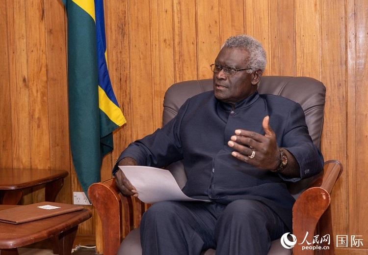 2023年9月14日，所羅門群島總理梅納西·索加瓦雷在首都霍尼亞拉接受人民網(wǎng)記者專訪。（人民網(wǎng) 賀吉攝影 ）