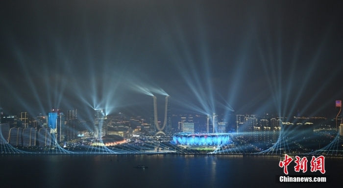 9月23日，杭州第19屆亞運(yùn)會(huì)開幕式在浙江杭州奧體中心體育場(chǎng)舉行。圖為璀璨燈光秀點(diǎn)亮錢塘江夜空。<a target='_blank' href='/'><p  align=