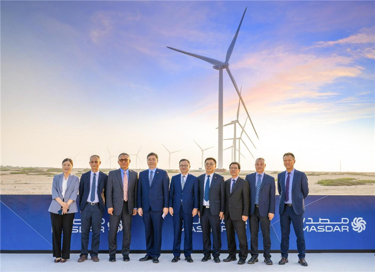 中方建設(shè)者在風(fēng)電場合影。中國電建供圖