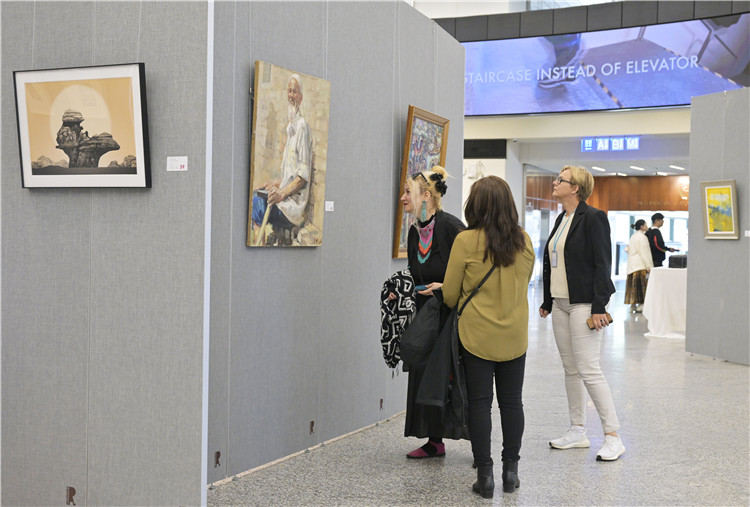 各國外交官在在欣賞中國藝術(shù)家作品。中國常駐維也納代表團供圖