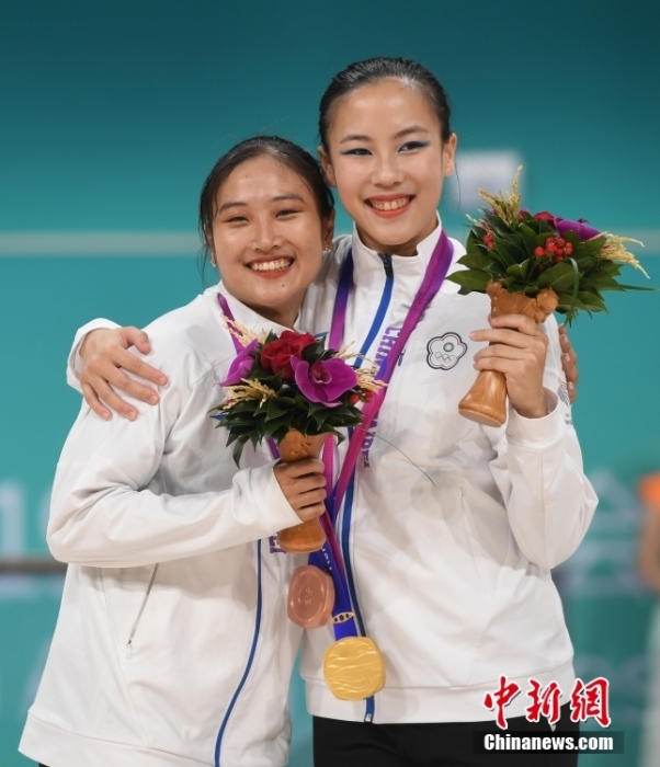 10月7日，杭州第19屆亞運會輪滑項目女子花樣輪滑單人滑長節(jié)目決賽在錢塘輪滑中心舉行。結(jié)合短節(jié)目決賽成績，中國臺北選手洪筱晴(左)以94.38分的總成績奪得女子花樣輪滑單人滑冠軍，中國臺北選手張致如(右)獲得季軍。<a target='_blank' href='/'><p  align=