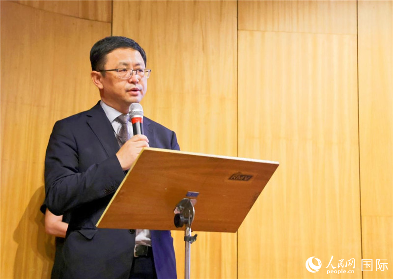 中國(guó)駐里約熱內(nèi)盧總領(lǐng)事館商務(wù)參贊徐元?jiǎng)侔l(fā)表致辭。人民網(wǎng)記者 陳海琪攝