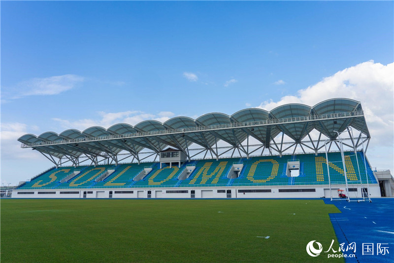 2023年9月12日，位于所羅門群島首都霍尼亞拉的由中土公司承建的中國援所羅門群島2023年太平洋運動會體育場館。人民網(wǎng) 賀吉攝