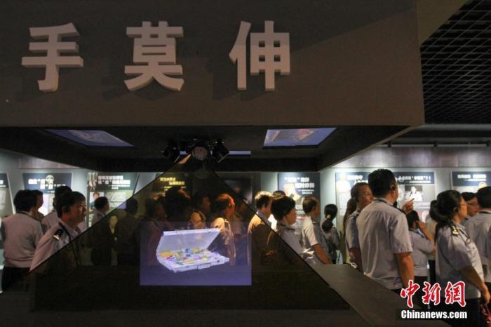 資料圖：2015年10月，海南省公安廳組織黨員干部前往反腐倡廉警示教育基地參觀受教。洪堅(jiān)鵬 攝