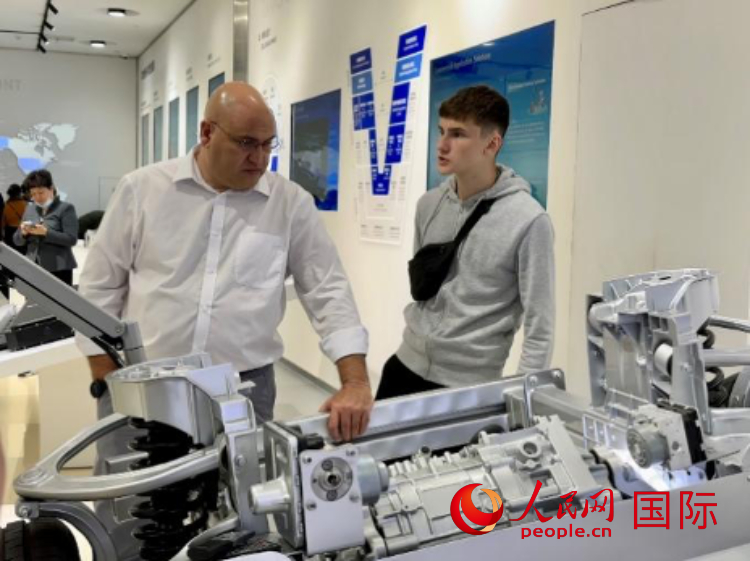 馬耳他瑪格麗特中學“中國角”的學生父親誒特伯特·斯肯布里參觀福建省寧德市寧德時代新能源科技股份有限公司。 人民網(wǎng)記者 周雨攝