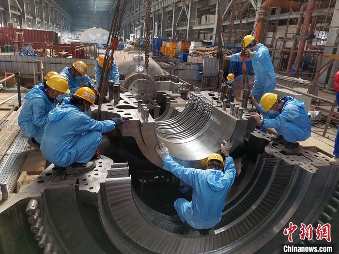 圖為青山緯達貝園區(qū)汽輪機機組在進行現(xiàn)場安裝。 受訪者供圖