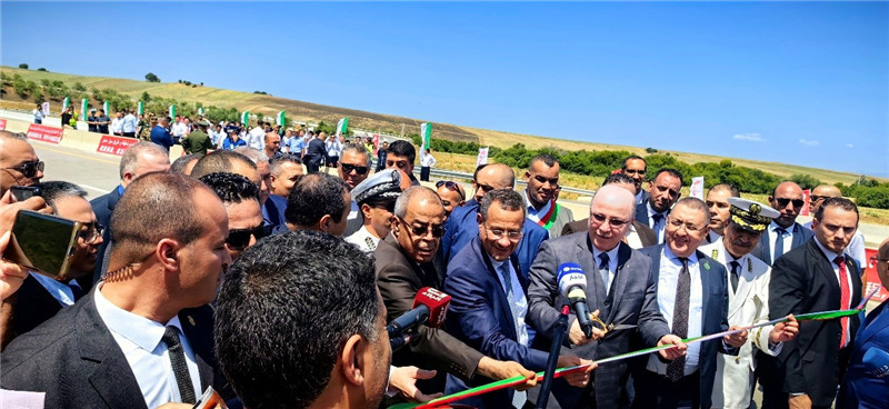 2023年8月12日，阿爾及利亞總理阿卜杜拉赫曼（前右四）參加阿爾及利亞東西高速公路東標段主線84公里段通車儀式。中信建設供圖