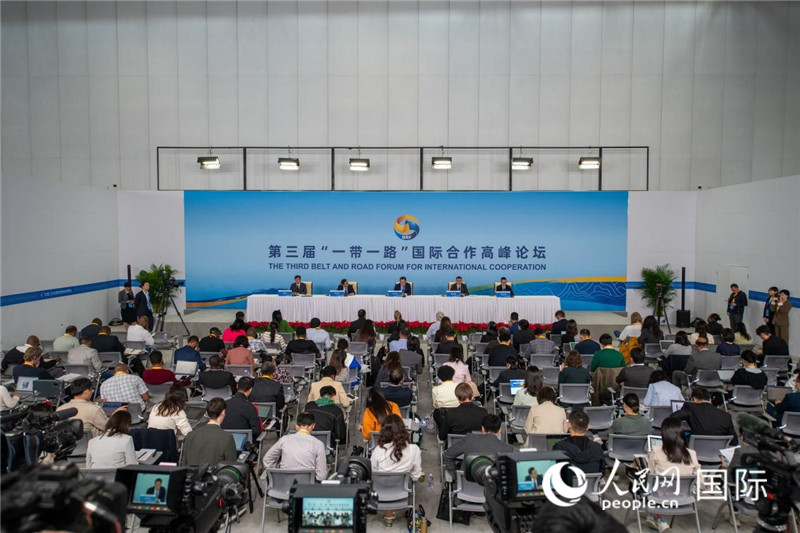 10月16日，第三屆“一帶一路”國際合作高峰論壇新聞中心在北京國家會議中心舉行首場吹風(fēng)會，邀請自然資源部國際合作司和相關(guān)單位負(fù)責(zé)人介紹有關(guān)情況，并回答記者提問。人民網(wǎng)記者 翁奇羽攝