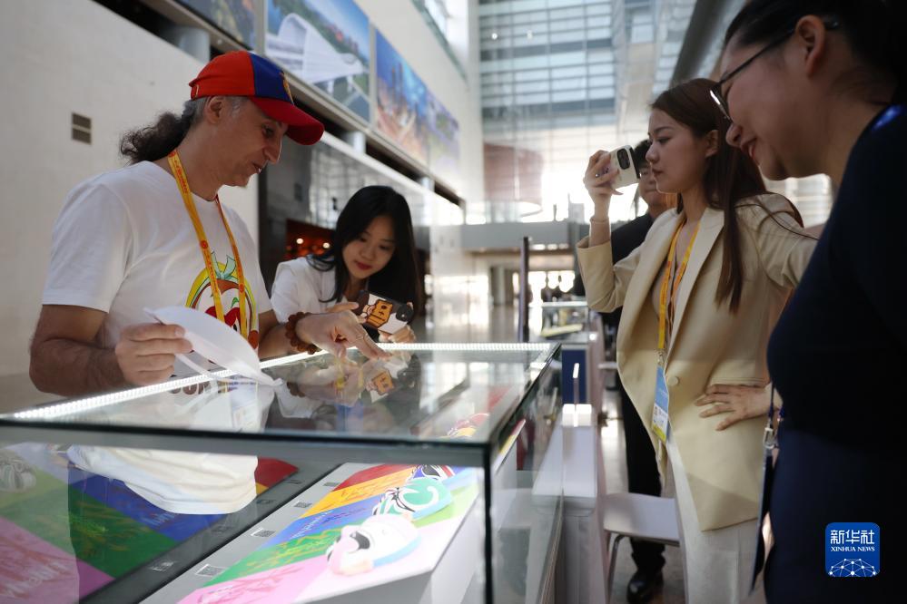 10月16日，參會(huì)記者在“一帶一路”國(guó)際合作高峰論壇新聞中心參觀展示的中國(guó)非物質(zhì)文化遺產(chǎn)展品。新華社記者 陳斌 攝