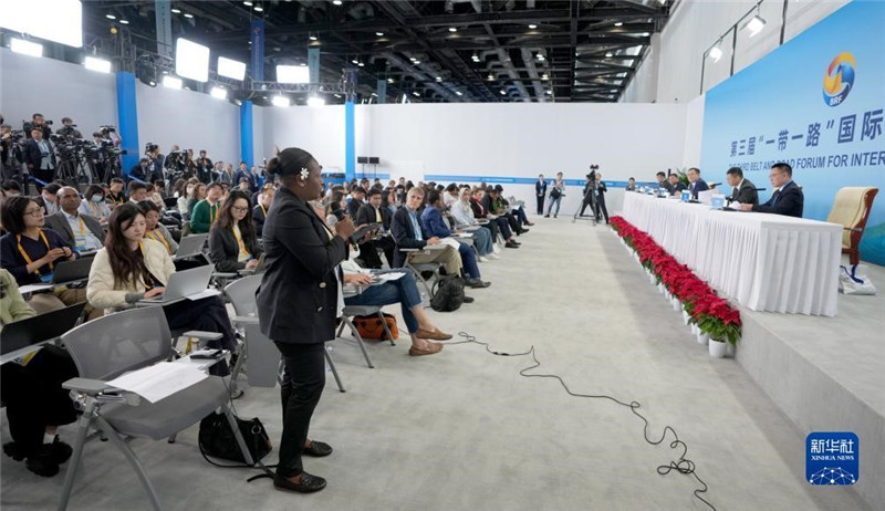 10月16日，第三屆“一帶一路”國際合作高峰論壇新聞中心在北京國家會議中心舉行首場吹風(fēng)會，邀請自然資源部國際合作司和相關(guān)單位負(fù)責(zé)人介紹有關(guān)情況，并回答記者提問。新華社記者 王毓國攝