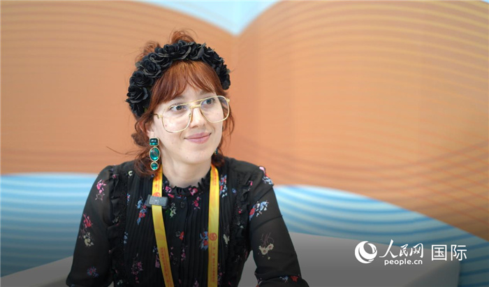 烏拉圭《共和國報》記者瓦倫蒂娜·加西亞接受人民網(wǎng)記者采訪。人民網(wǎng)記者 王天樂攝