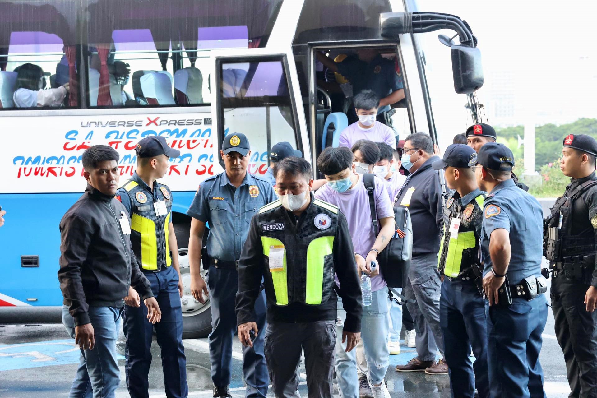 中菲兩國執(zhí)法部門合作遣返在菲從事離岸博彩的中國公民。中國駐菲律賓使館供圖